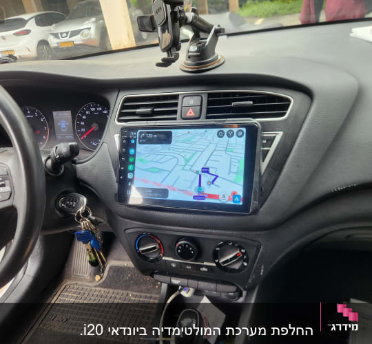 מערכת ניווט ברכב עם מפת כבישים על מסך